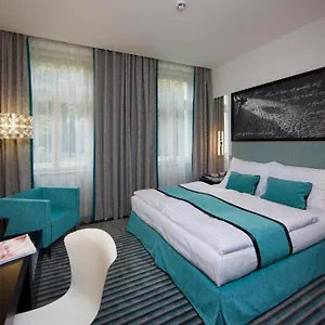 4* Hotell Red & Blue Design