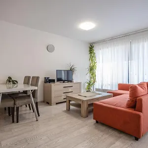 Spacious Terrace With Free Private Parking Apartment